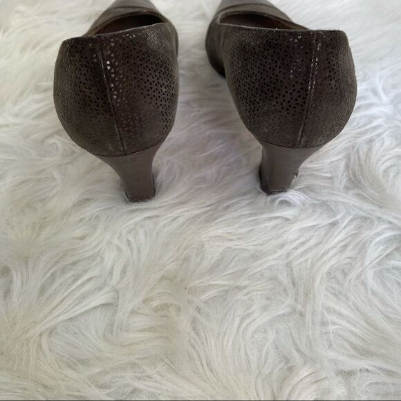 Vintage Salvatore Ferragamo Embossed Leather Spectator Pumps - Picture 6 of 10